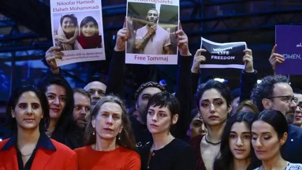 كريستين ستيوارت تحتج ضد النظام الإيراني مهرجان برلين السينمائي